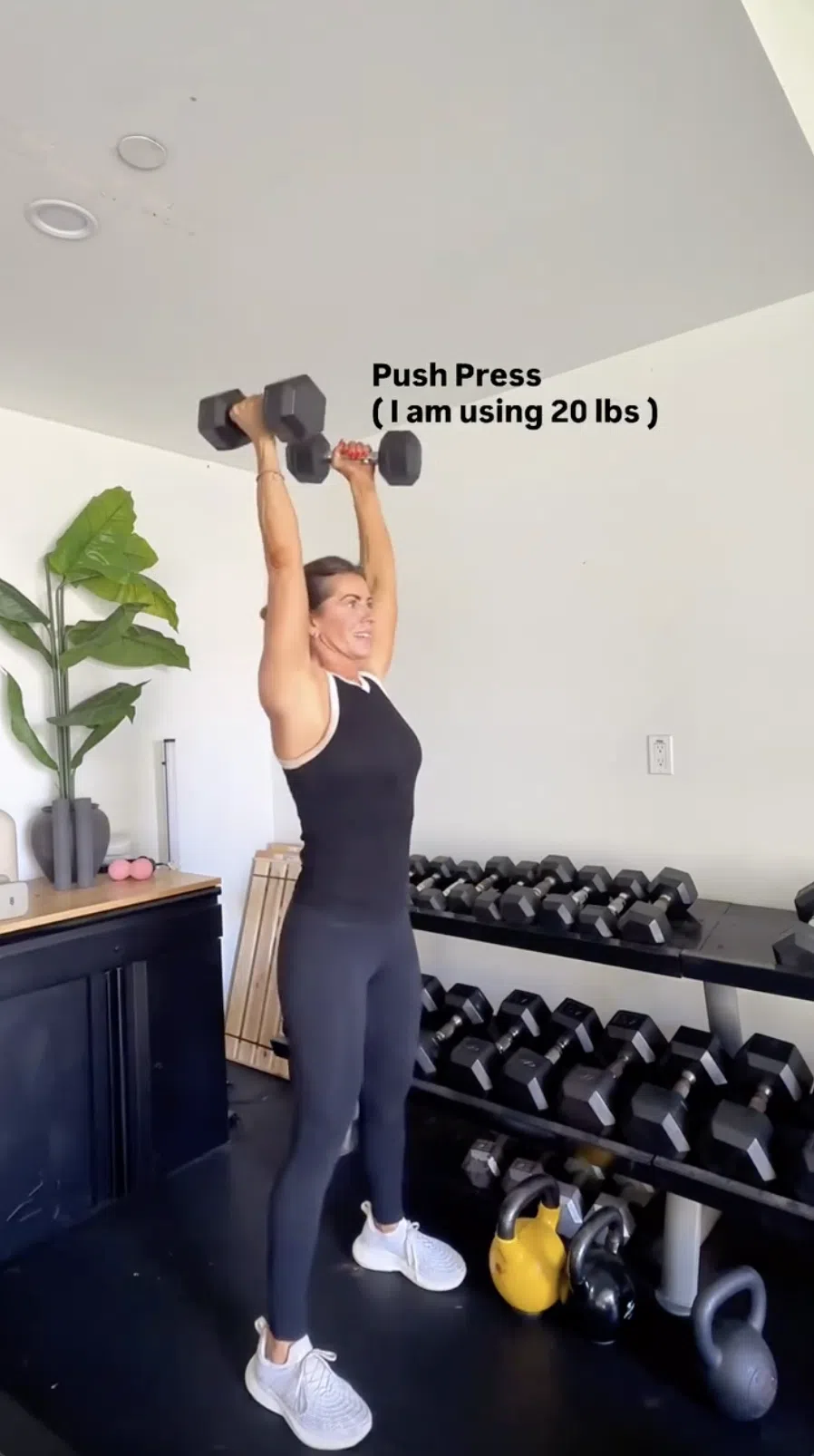 Dalyce voert de push press uit
